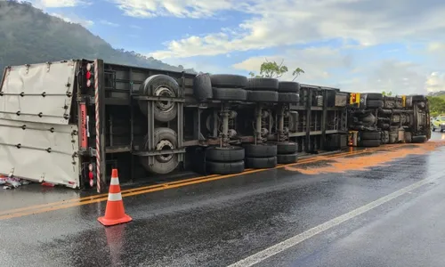 
          Imagem ilustrativa da imagem Carreta tomba e interdita BR-101 no Sul do ES
          