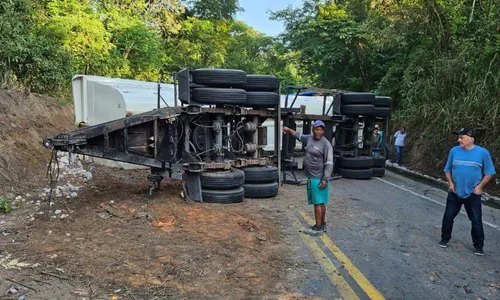 
          Imagem ilustrativa da imagem Carreta tomba e interdita BR-259 no ES
          