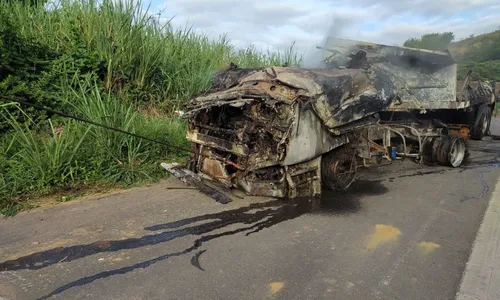 
          Imagem ilustrativa da imagem Carreta tomba e pega fogo em Colatina
          