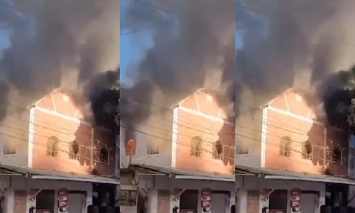 
          Imagem ilustrativa da imagem Casarão antigo pega fogo no Sul do ES
          