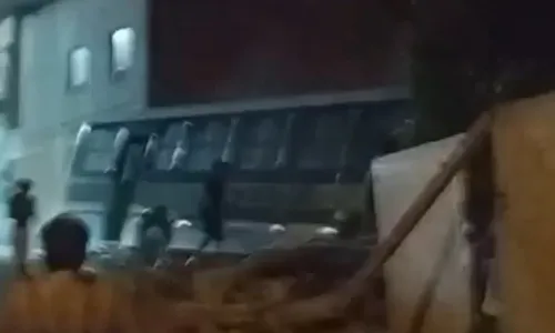 
          Imagem ilustrativa da imagem Casas são atingidas por ônibus escolar em São Mateus
          