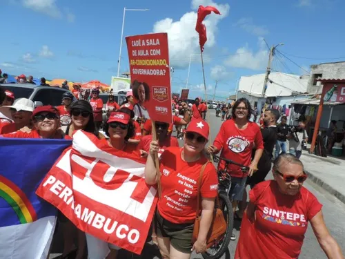 
          Imagem ilustrativa da imagem Centrais sindicais celebram o 1º de Maio em Brasília Teimosa, Zona Sul do Recife
          