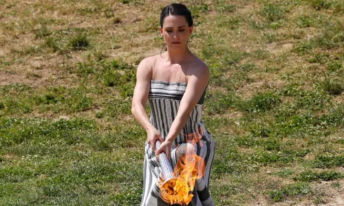 
          Imagem ilustrativa da imagem Chama Olímpica para os Jogos de Paris 2024 é acesa na Grécia
          