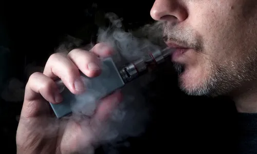 
          Imagem ilustrativa da imagem Cigarro eletrônico provoca até “buraco no pulmão”
          