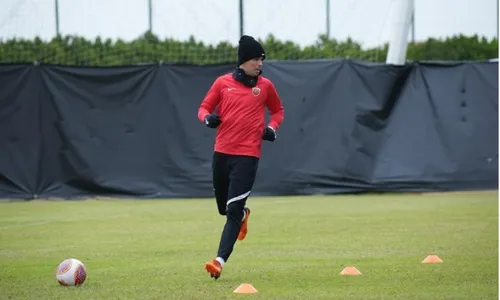 
          Imagem ilustrativa da imagem Clubes preparam disputa pelo meia Oscar
          