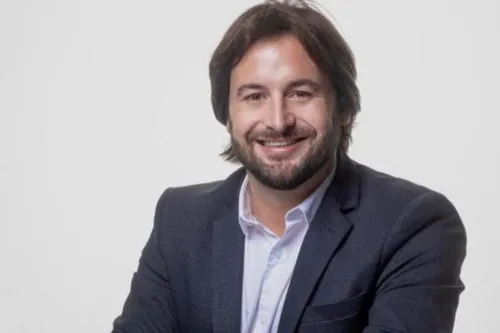 
          Imagem ilustrativa da imagem Com tornozeleira eletrônica, empresário Rodrigo Carvalheira sai da cadeia
          