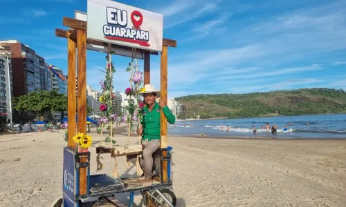 
          Imagem ilustrativa da imagem Criatividade para faturar renda extra com fotos de turistas em praia de Guarapari
          