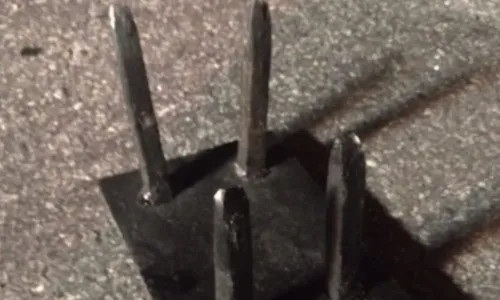 
          Imagem ilustrativa da imagem Criminosos usam pregos para tentar roubar caminhão dos Correios no ES
          