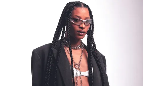 
          Imagem ilustrativa da imagem Cyeli aposta na sensualidade e no pop de “Perfume”
          