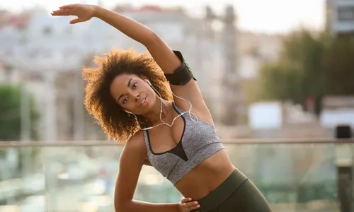 
          Imagem ilustrativa da imagem Entenda por que não é recomendado usar maquiagem para fazer exercício físico
          