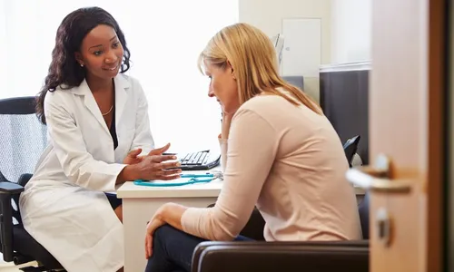 
          Imagem ilustrativa da imagem Estudo sugere que mulheres atendidas por médicas têm menor risco de morte
          