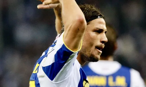 
          Imagem ilustrativa da imagem Ex-jogador argentino revela ter depressão e joga luz sobre saúde mental no esporte
          