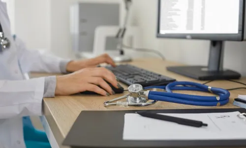 
          Imagem ilustrativa da imagem “Falsos médicos” vão parar na Justiça por cirurgias e consultas
          