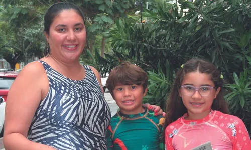 
          Imagem ilustrativa da imagem Família na torcida para ganhar iPhone em promoção de A Tribuna
          