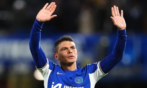 
          Imagem ilustrativa da imagem Fluminense retoma contato com Thiago Silva, livre após adeus ao Chelsea
          