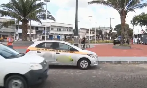 
          Imagem ilustrativa da imagem Garçonete é baleada na cabeça com filho no colo na Serra
          