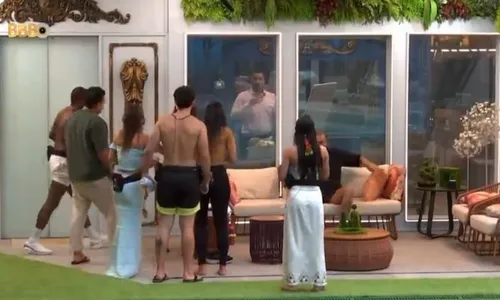 
          Imagem ilustrativa da imagem Gil do Vigor 'invade' 'BBB 24' e Alane declara: 'Não vamos te derrubar'
          