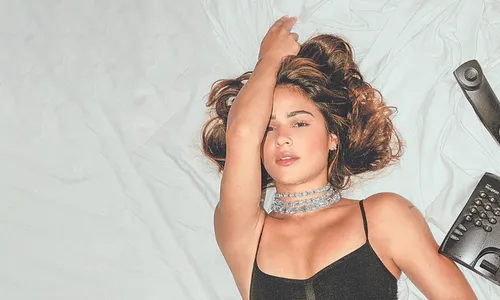 
          Imagem ilustrativa da imagem Giullia Buscacio: “Vivo meu maior desafio: me mostrar como mulher”
          