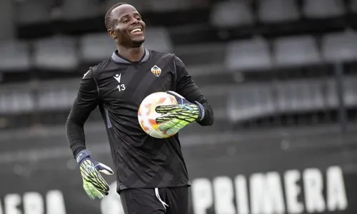 
          Imagem ilustrativa da imagem Goleiro vítima de racismo agradece Vini Jr. pelo apoio: 'Vou até a morte com ele'
          