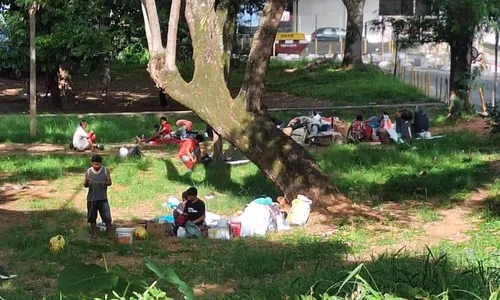 
          Imagem ilustrativa da imagem Grupo de venezuelanos se abriga em praça de Vitória e recusa ajuda da prefeitura
          