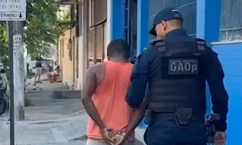 
          Imagem ilustrativa da imagem Homem assalta duas mulheres durante percurso de ônibus
          