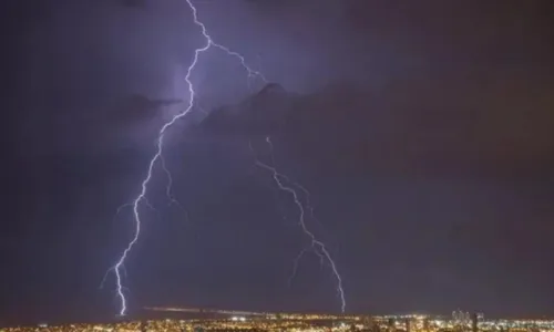 
          Imagem ilustrativa da imagem Homem é morto por raio no RJ, e aulas são suspensas por causa da chuva
          