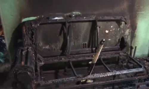 
          Imagem ilustrativa da imagem Homem invade casa da ex-namorada e ateia fogo em cama que ela estava dormindo no ES
          