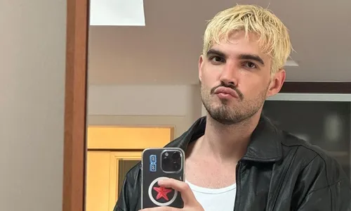 
          Imagem ilustrativa da imagem Jão confirma namoro com Pedro Tófani após beijo em show
          