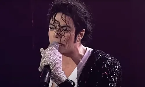 
          Imagem ilustrativa da imagem Jaqueta lendária de   vai a leilão por R$ 512 mil
          