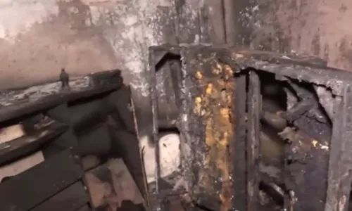 
          Imagem ilustrativa da imagem Jovem é detida após quebrar móveis e colocar fogo em casa em Vila Velha
          