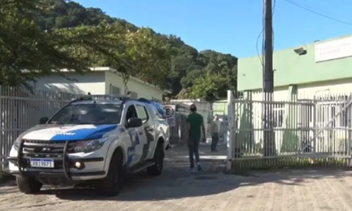 
          Imagem ilustrativa da imagem Jovem morre após ser deixado em frente a PA com tiro na cabeça em Vitória
          