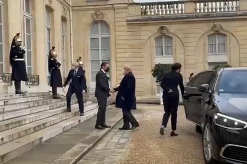 
          Imagem ilustrativa da imagem Lula estende tapete para Macron, que hostiliza Brasil
          