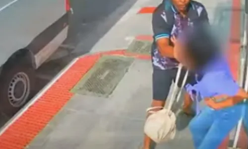 
          Imagem ilustrativa da imagem Mãe entrega jovem que roubou e agrediu mulher em Itapuã
          