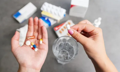 
          Imagem ilustrativa da imagem Maioria dos brasileiros toma remédio sem consulta médica, aponta pesquisa
          