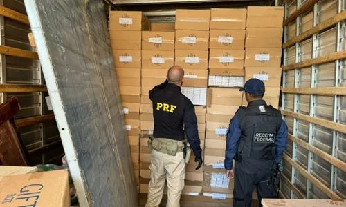 
          Imagem ilustrativa da imagem Mais de 1 milhão de cigarros são apreendidos em fundo falso de caminhão no ES
          