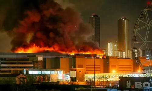 
          Imagem ilustrativa da imagem Mais de 40 pessoas morrem após invasão e ataque a tiros em casa de show na Rússia
          