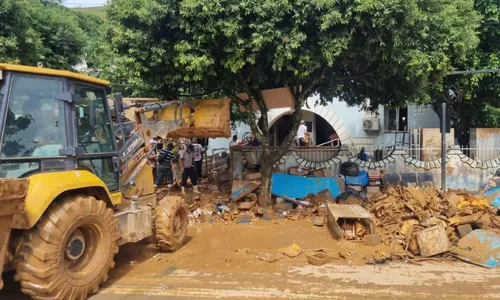 
          Imagem ilustrativa da imagem Marinha e Exército reforçam operação de resgate a ilhados pela chuva no Sul do ES
          