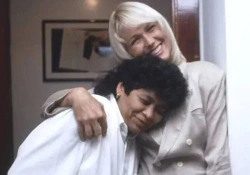 
          Imagem ilustrativa da imagem Marlene Mattos homenageia Xuxa pelo Dia da Mulher
          