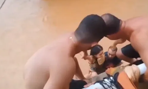 
          Imagem ilustrativa da imagem "Me apoiei na porta para a correnteza não me levar", relata jovem resgatada no ES
          