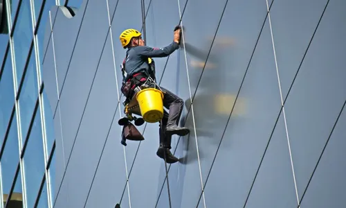 
          Imagem ilustrativa da imagem Morador é preso após cortar corda de trabalhador que limpava prédio em Curitiba
          