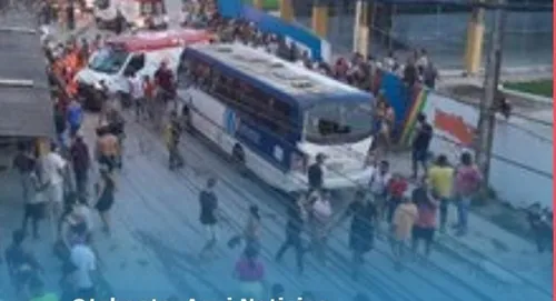 
          Imagem ilustrativa da imagem Moradores de Jaboatão fazem protesto pelo acidente que deixou vítimas fatais
          