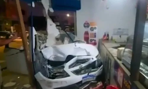 
          Imagem ilustrativa da imagem Morre cliente atropelado por carro que invadiu bar em Linhares
          