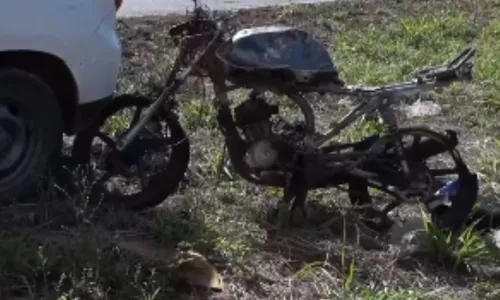 
          Imagem ilustrativa da imagem Moto de suspeito pega fogo após colisão com viatura da polícia na Leste-Oeste
          