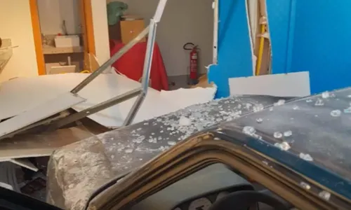 
          Imagem ilustrativa da imagem Motorista perde controle de veículo e invade ótica no ES
          