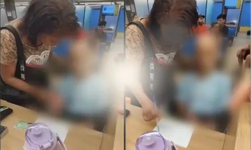 
          Imagem ilustrativa da imagem Mulher tenta sacar empréstimo em banco com o "tio" morto em cadeira de rodas
          