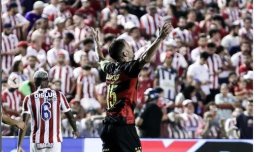 
          Imagem ilustrativa da imagem Náutico x Sport tem briga com a PM e duas invasões do mesmo torcedor no gramado
          