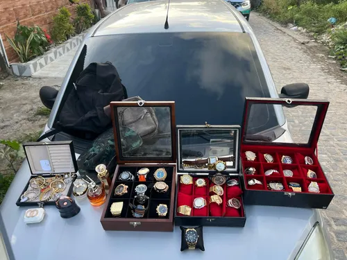 
          Imagem ilustrativa da imagem PM frustra assalto em Olinda. R$100 mil em jóias e relógios foram recuperados
          