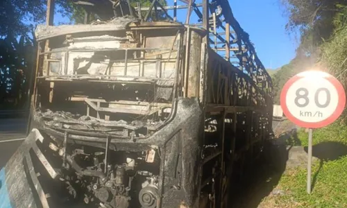 
          Imagem ilustrativa da imagem Passageiro fuma escondido em banheiro e causa incêndio em ônibus no RJ
          