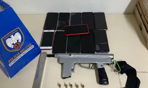 
          Imagem ilustrativa da imagem Passageiros de ônibus são assaltados por suspeitos com submetralhadora em Vitória
          