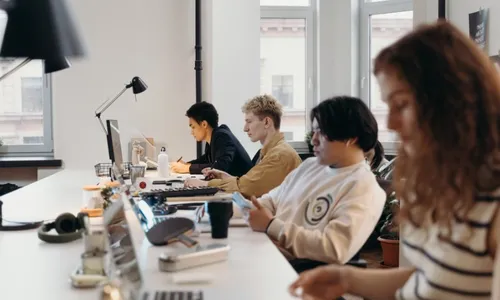 
          Imagem ilustrativa da imagem Pesquisa aponta que 30% das empresas evitam jovens da geração Z
          